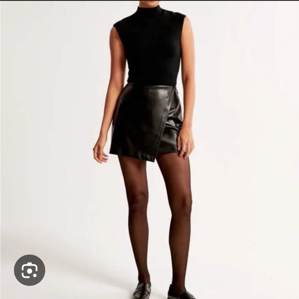 Abercrombie vegan leather wrap over skort - Size XL